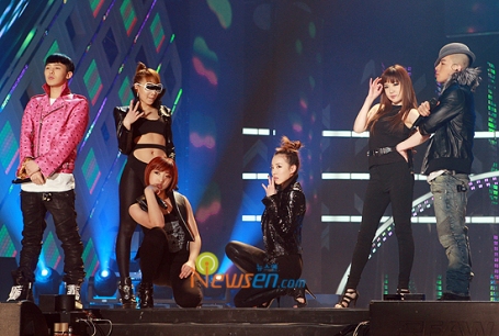 Gayo DaeJun rehearsal photos–2NE1 & Big Bang joint stage 200912291551501002_1