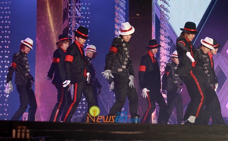Gayo DaeJun rehearsal photos–2NE1 & Big Bang joint stage 200912291619081002_1