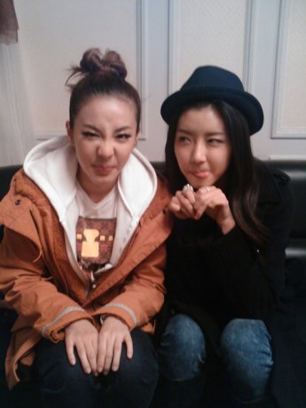 2NE1 Dara and Park HanByul are good friends! Dara_phb_081209