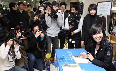 [27.12] Han Hyo Joo à une conférence Samsung Hhj_261209_d