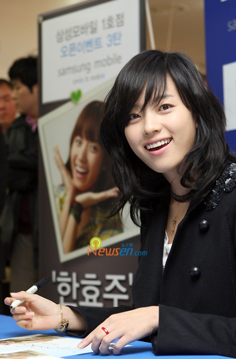 [27.12] Han Hyo Joo à une conférence Samsung Hhj_261209_e
