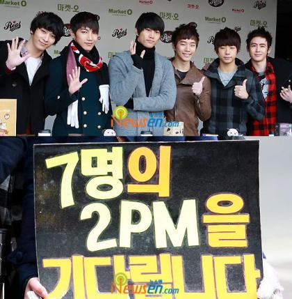 [100127][NEWS] 2PM auf Market O FanSign Event; Fans vermitteln die Nachricht '2PM is 7 members' 2pm2