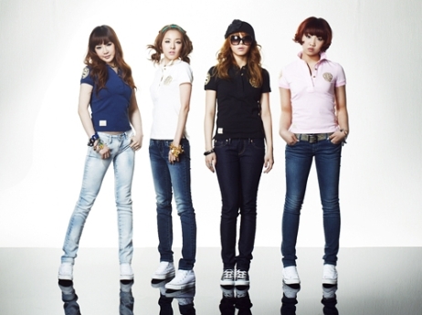 2NE1 shows off their beautiful leg lines for Bean Pole ‘2010 17