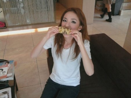 Making fun of Park Bom, “Bom ah, I’m eating corn now… Heehee 0570865